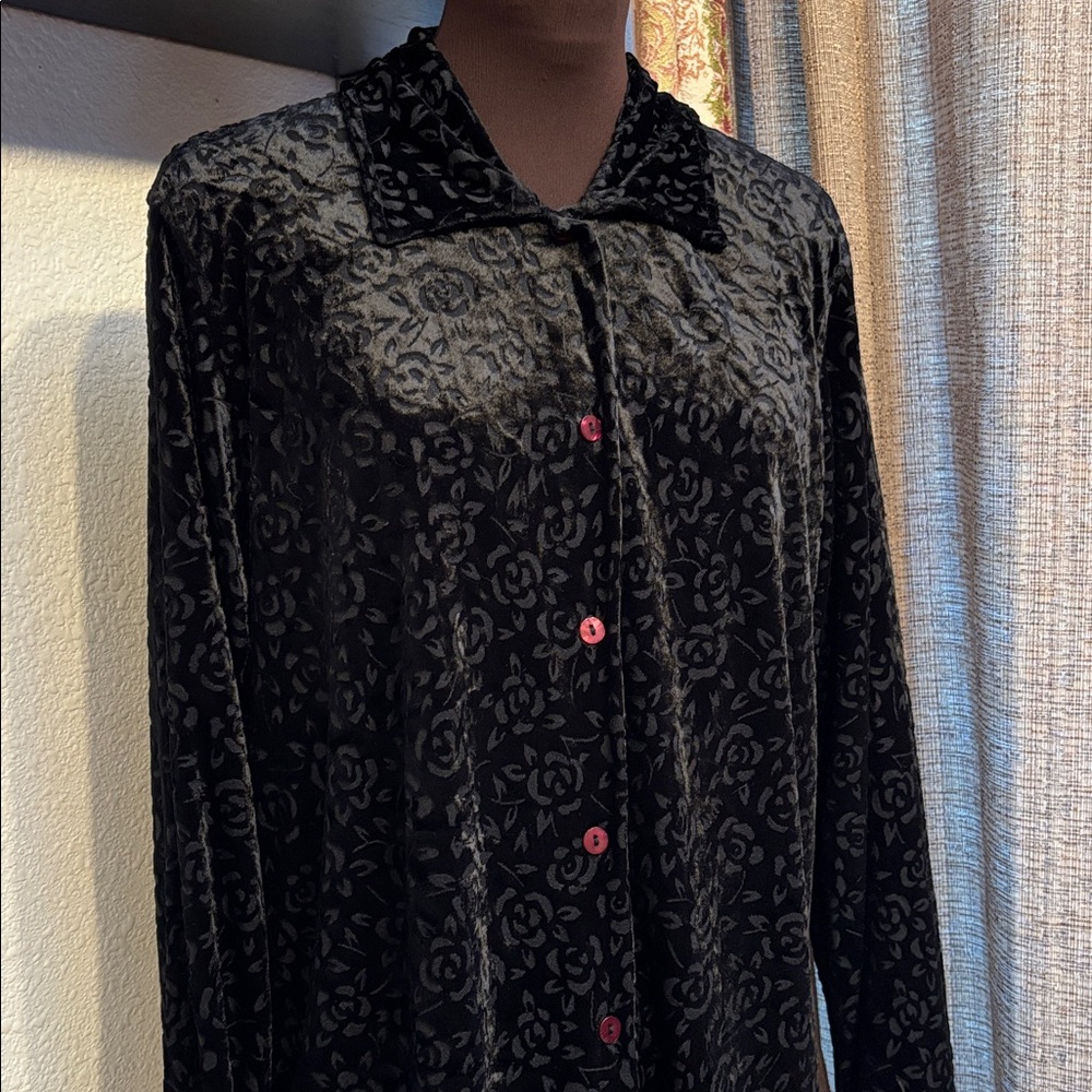 Vintage 1980’s elegant black velvet floral long sleeve blouse. Size M.